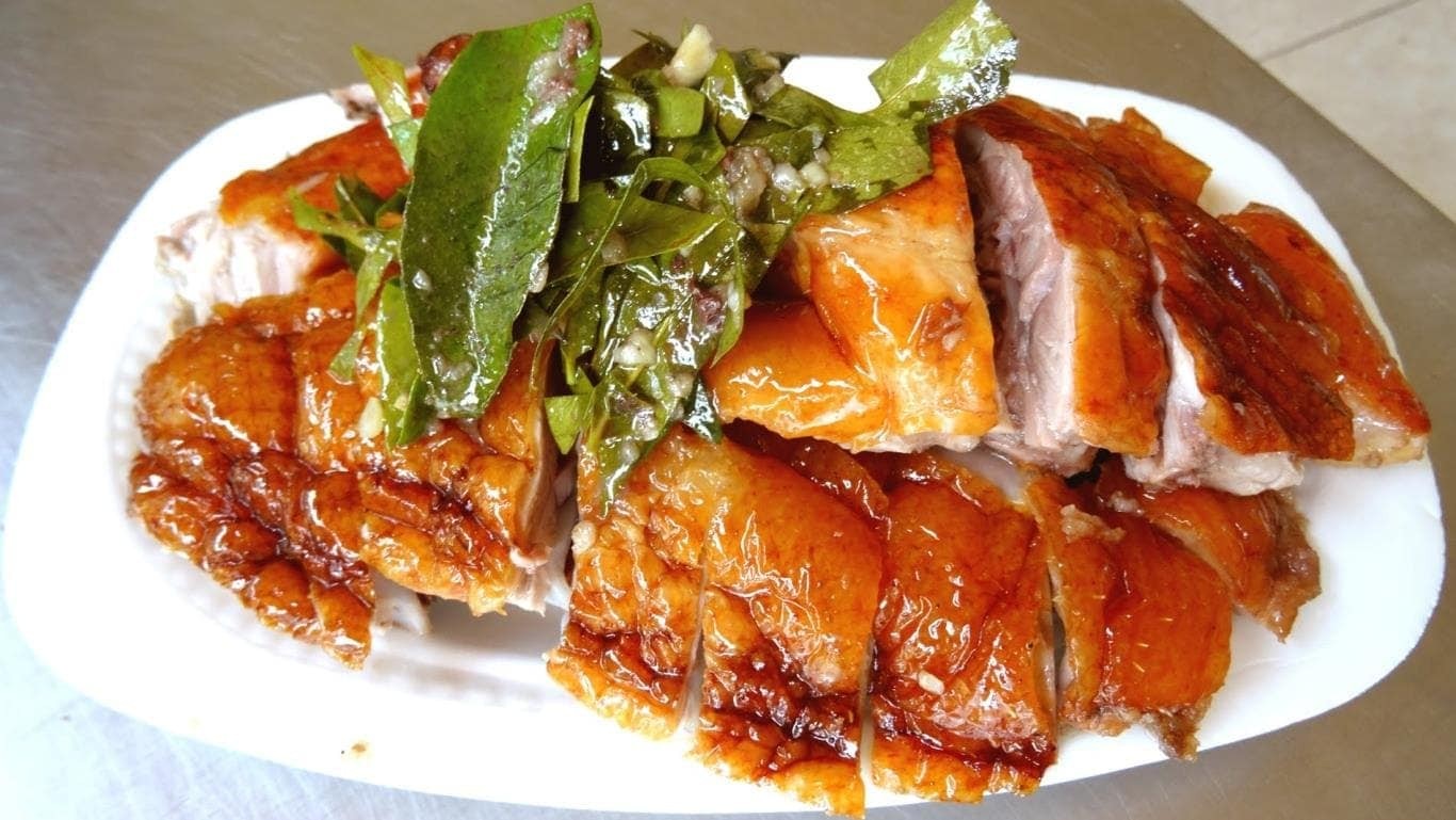 Canard laque de Co Lung tranche et servi avec herbes fraiches specialite de la cuisine de Pu Luong