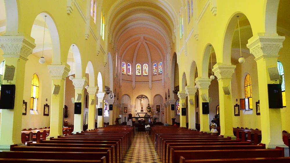 Intérieur de la cathédrale Saint-Nicolas de Dalat.