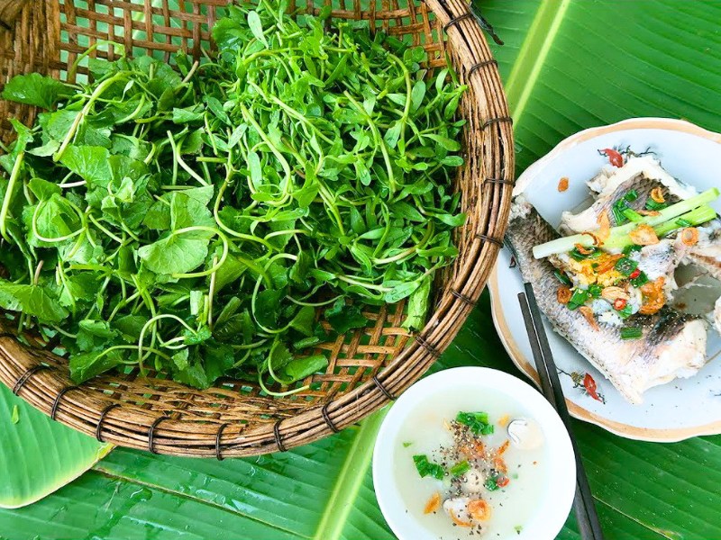 Le chao ca loc rau dang marie une bouillie de riz onctueuse, du poisson serpent et des herbes amères.