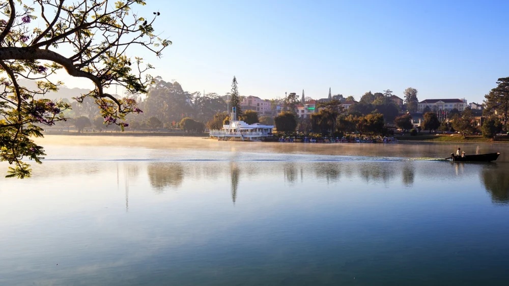 Vue paisible du lac Xuan Huong au centre de Dalat.