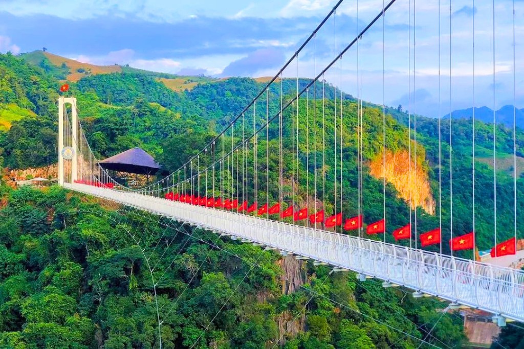 Le pont de verre de Bach Long