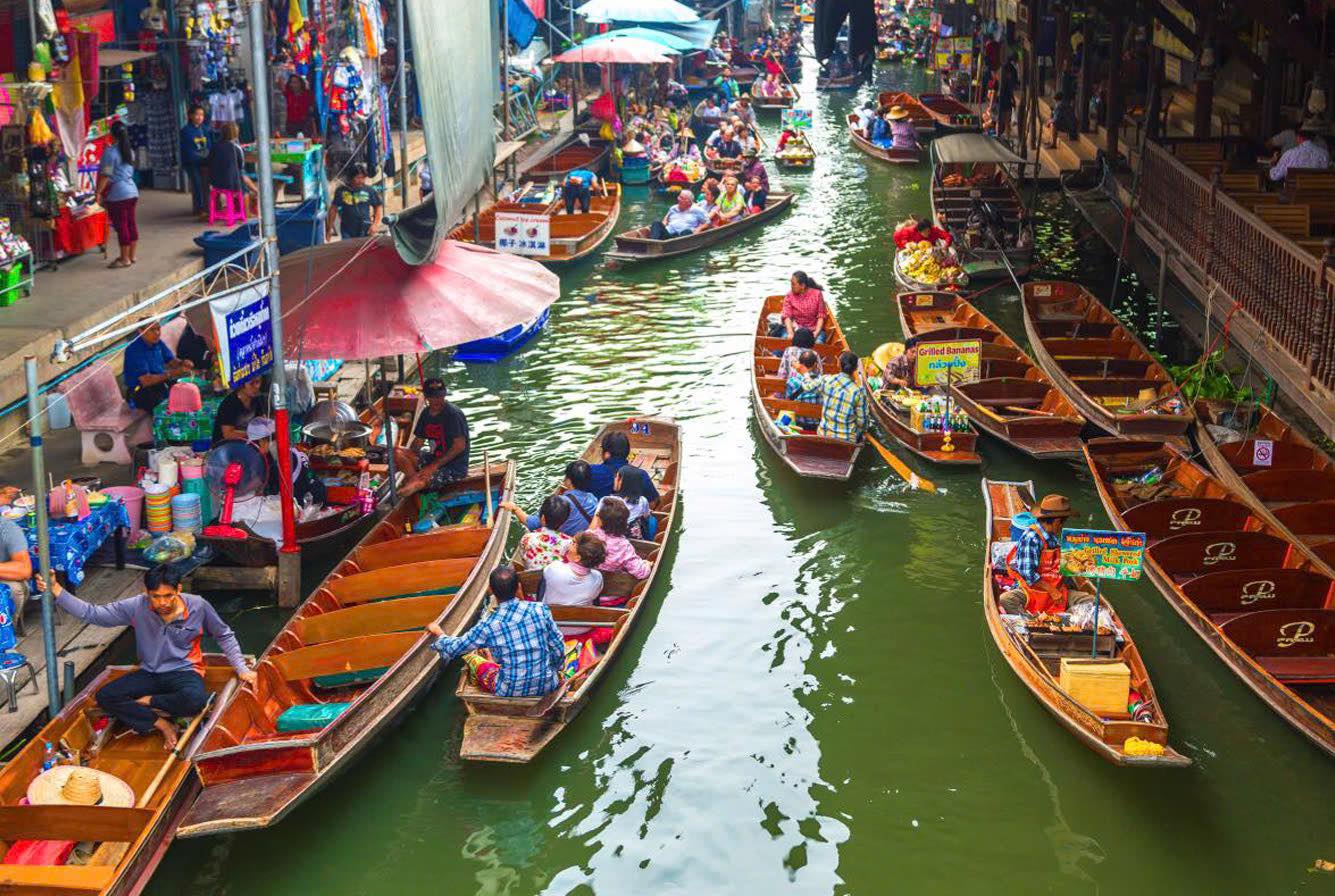 Vendeuse dans un marché flottant en Thaïlande