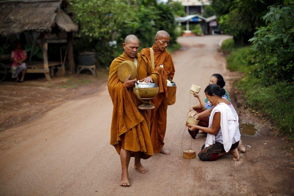 Offrande matinale à des moines bouddhistes en Thaïlande