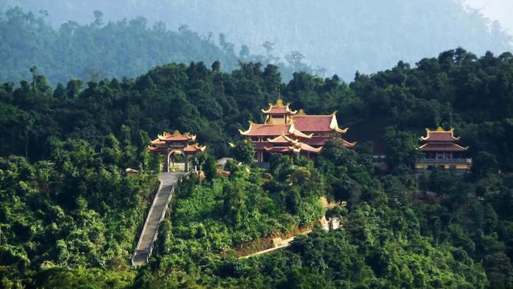 Monastère zen Truc Lam entouré de forêt près de Dalat.