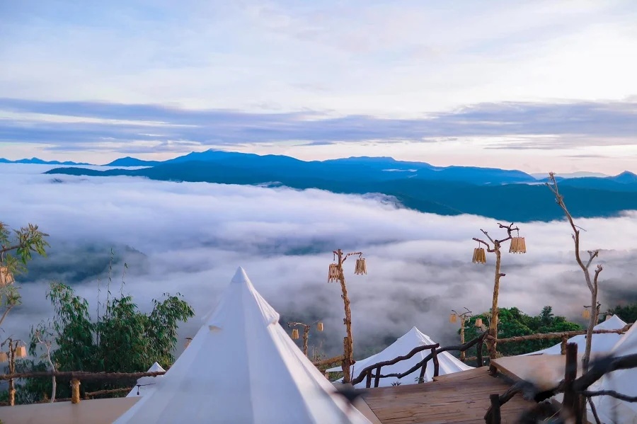 Mer de nuages au petit matin dans les hauts plateaux de Lam Dong.