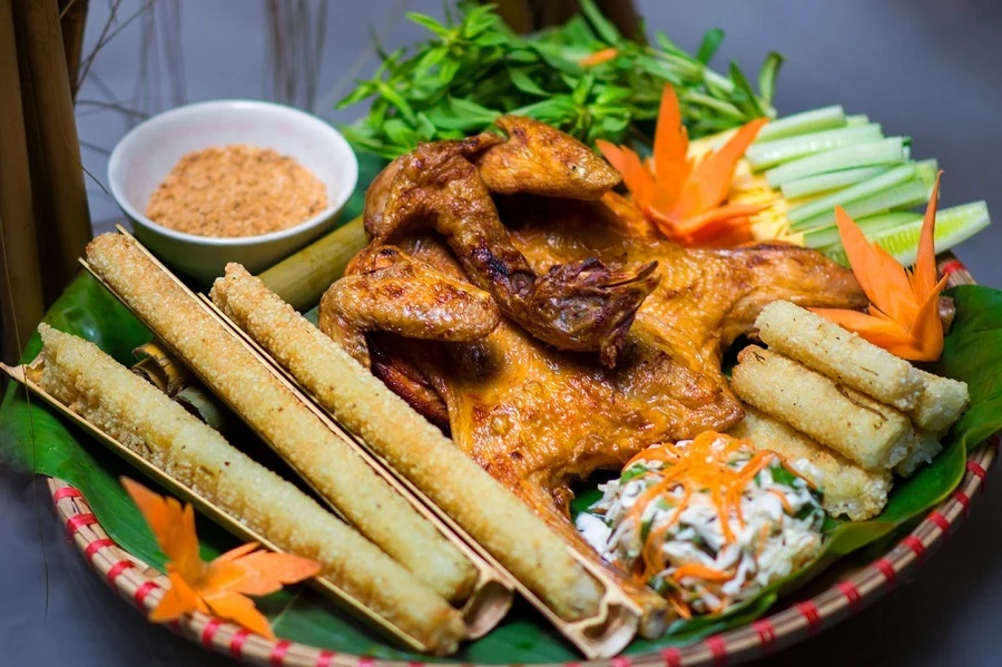 Com lam et poulet grillé servis dans la région de Dalat.