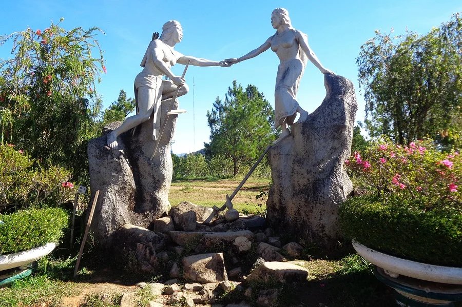 Statue évoquant la légende locale de K Lang et H Biang.