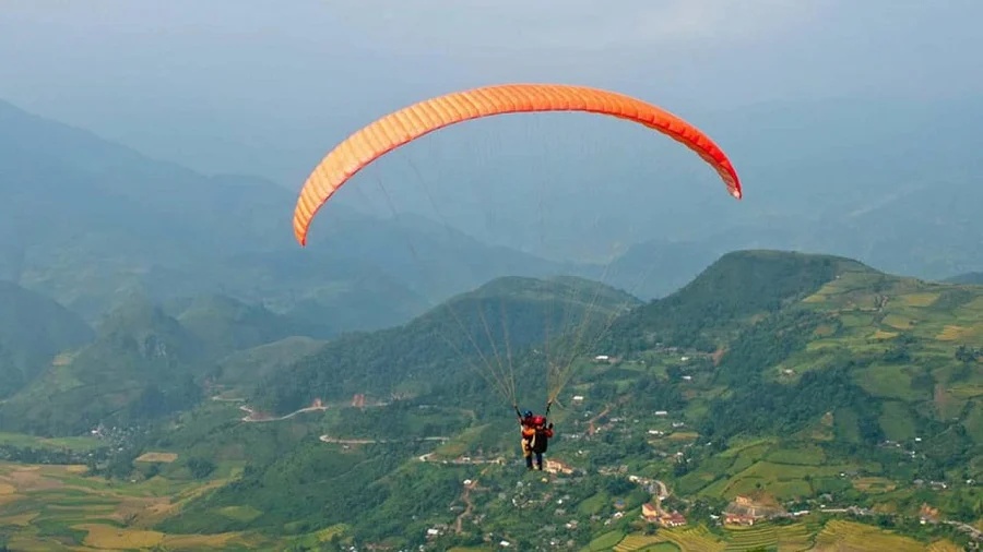 Parapente au-dessus des collines et vallées autour de Dalat.