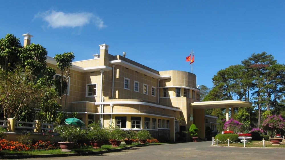 Façade claire d’une résidence historique de Bao Dai à Dalat.