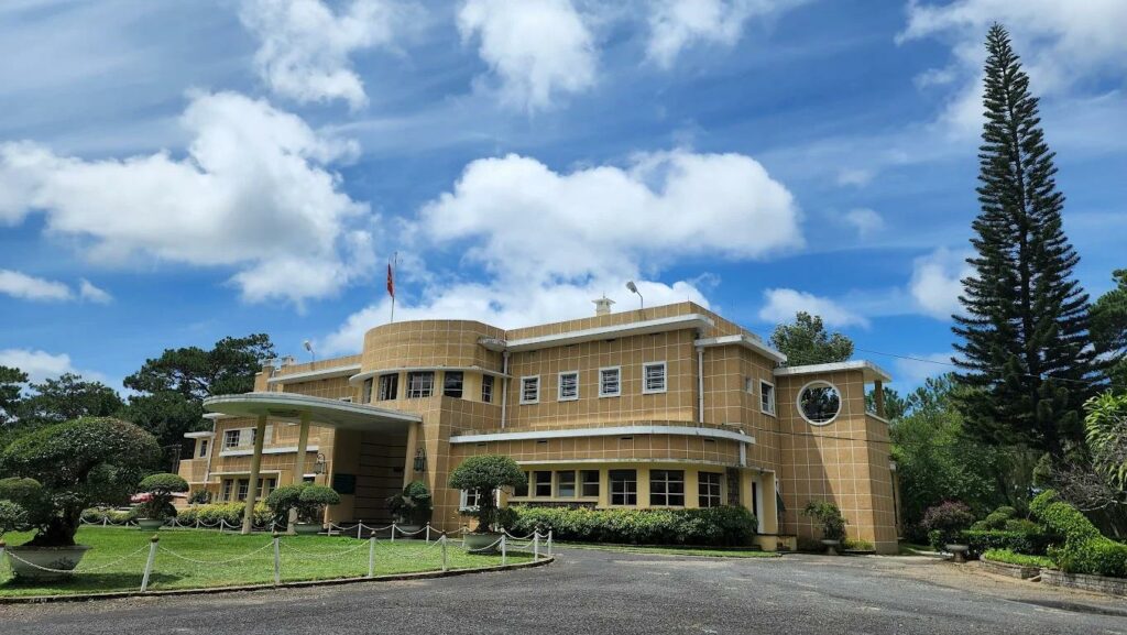 Vue extérieure de la résidence d’été de Bao Dai sous le ciel de Dalat.