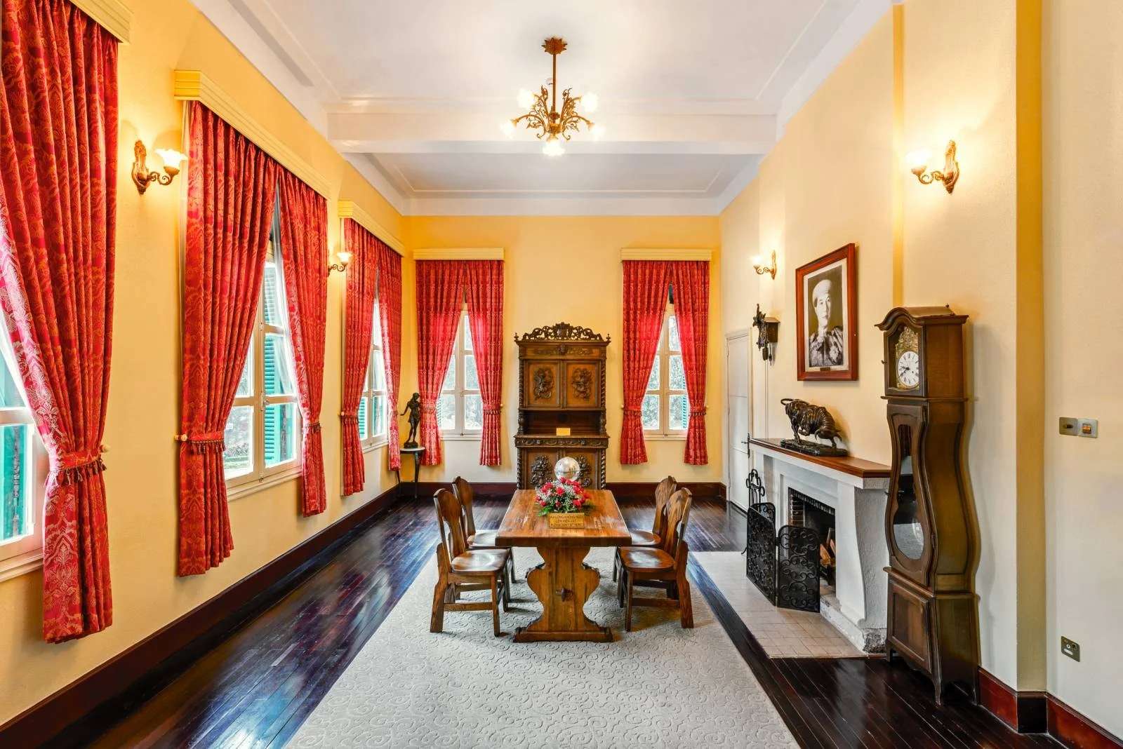 Salon intérieur avec mobilier ancien dans une résidence historique de Dalat.