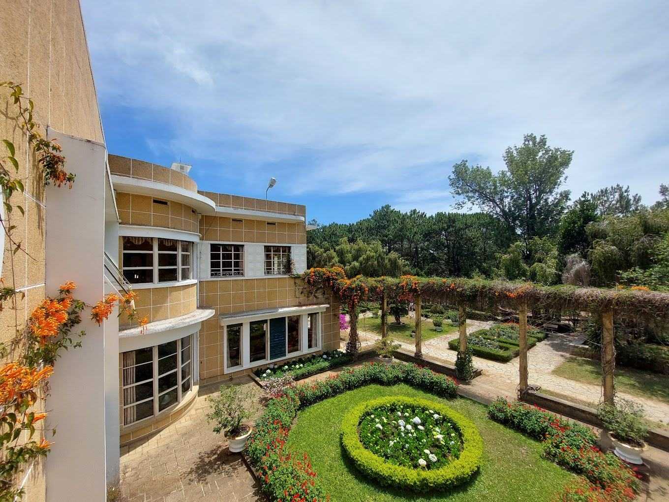 Jardin et cour intérieure autour d’une villa ancienne à Dalat.