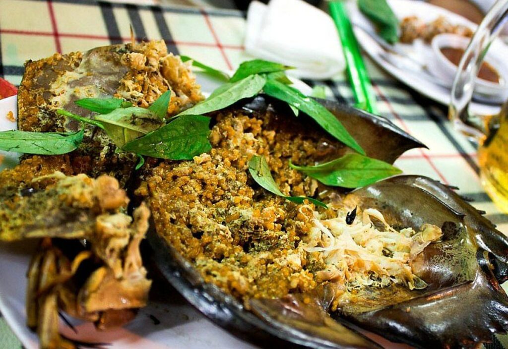 Salade de sam de mer préparée par une maison spécialisée de Ha Long