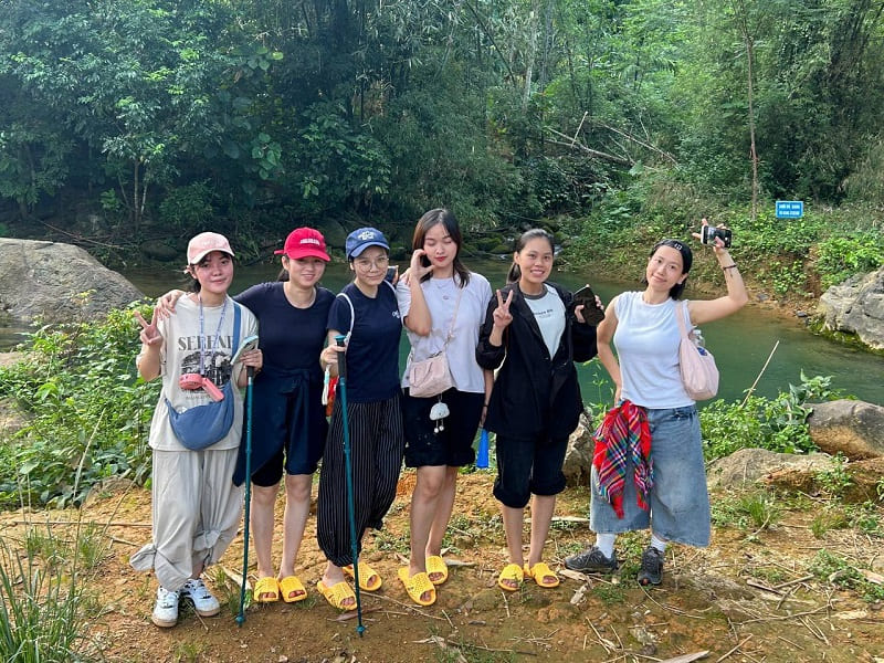 Uyen PHAN et ses collègues d'Horizon Vietnam Travel en randonnée au bord d'une rivière, lors d'un repérage dans le Nord