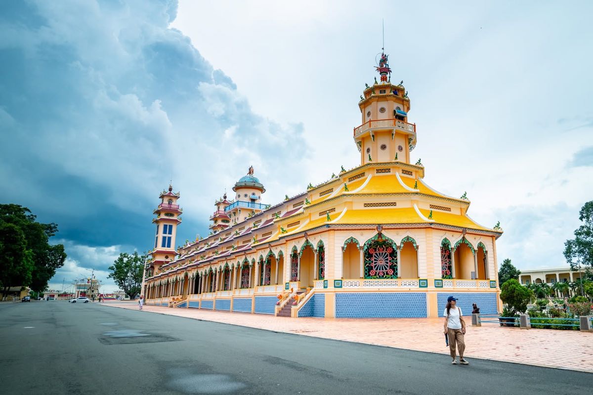 Vue latérale du Temple Cao Dai de Tay Ninh et de ses tours