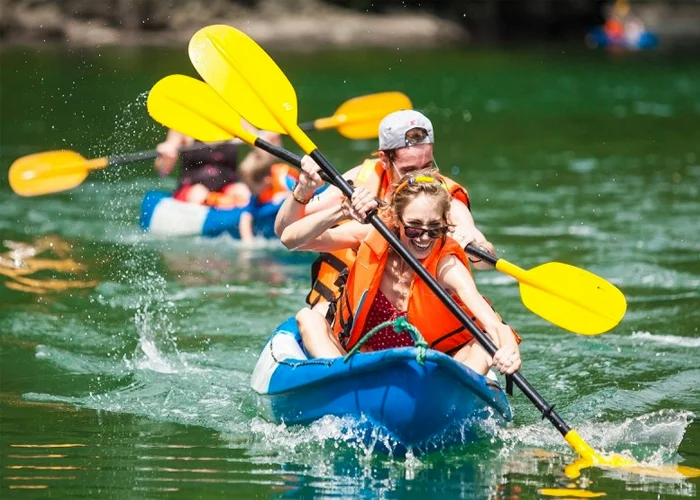Visiteurs en kayak dans la zone aménagée de Ba Ho Nha Trang
