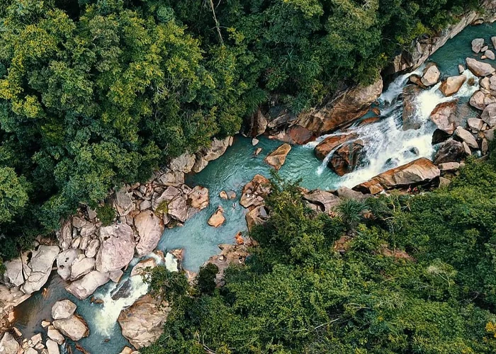 Vue aérienne des cascades et bassins de Ba Ho près de Nha Trang