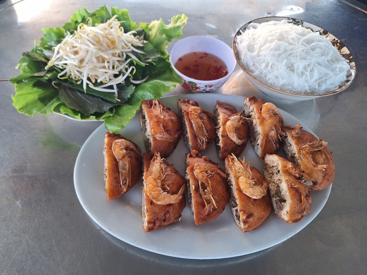 Banh gia Cho Giong de Go Cong servis avec vermicelles, herbes et sauce aigre-douce