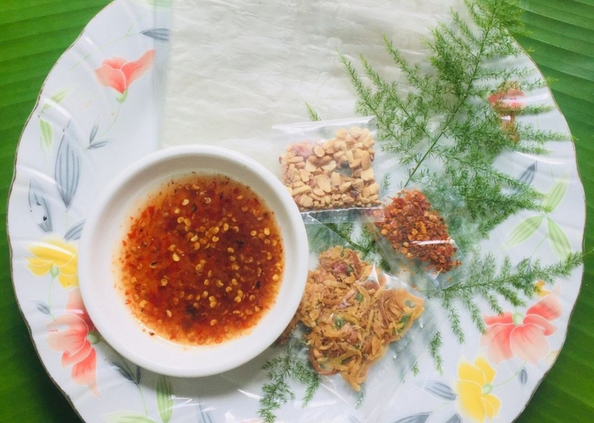 Banh trang me croustillant avec sauce au tamarin de Tay Ninh