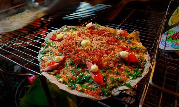 Banh trang nuong servi près du marché de Dalat.