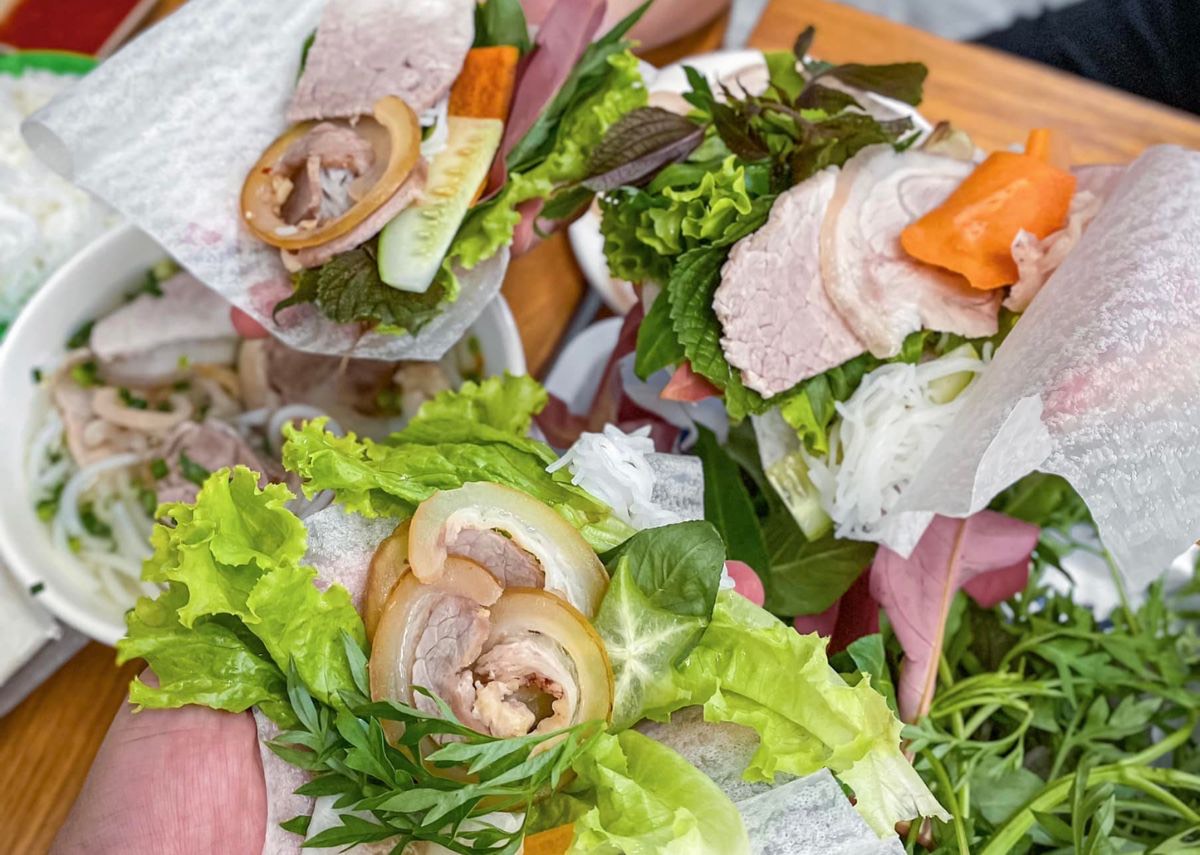 Banh trang phoi suong servi avec porc et herbes à Tay Ninh