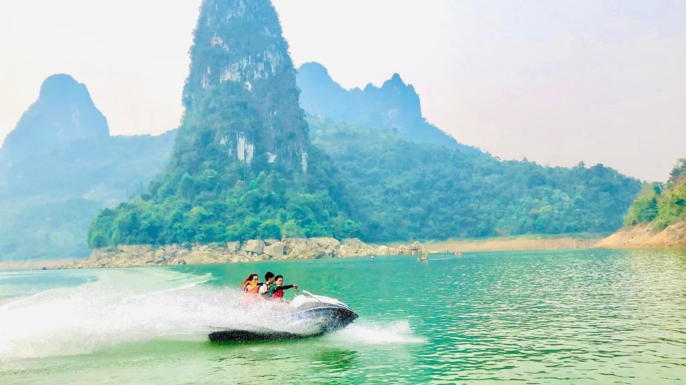 Bateau sur les eaux de la baie de Pa Khom à Than Uyen