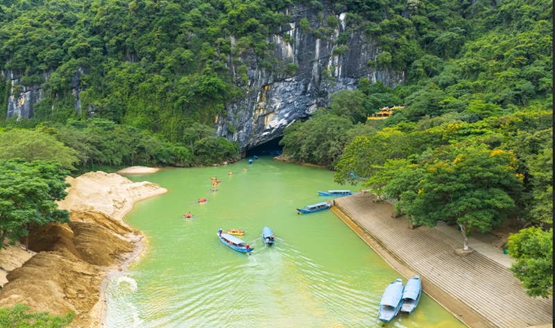 Bateaux sur la rivière Son à l’entrée de la grotte de Phong Nha
