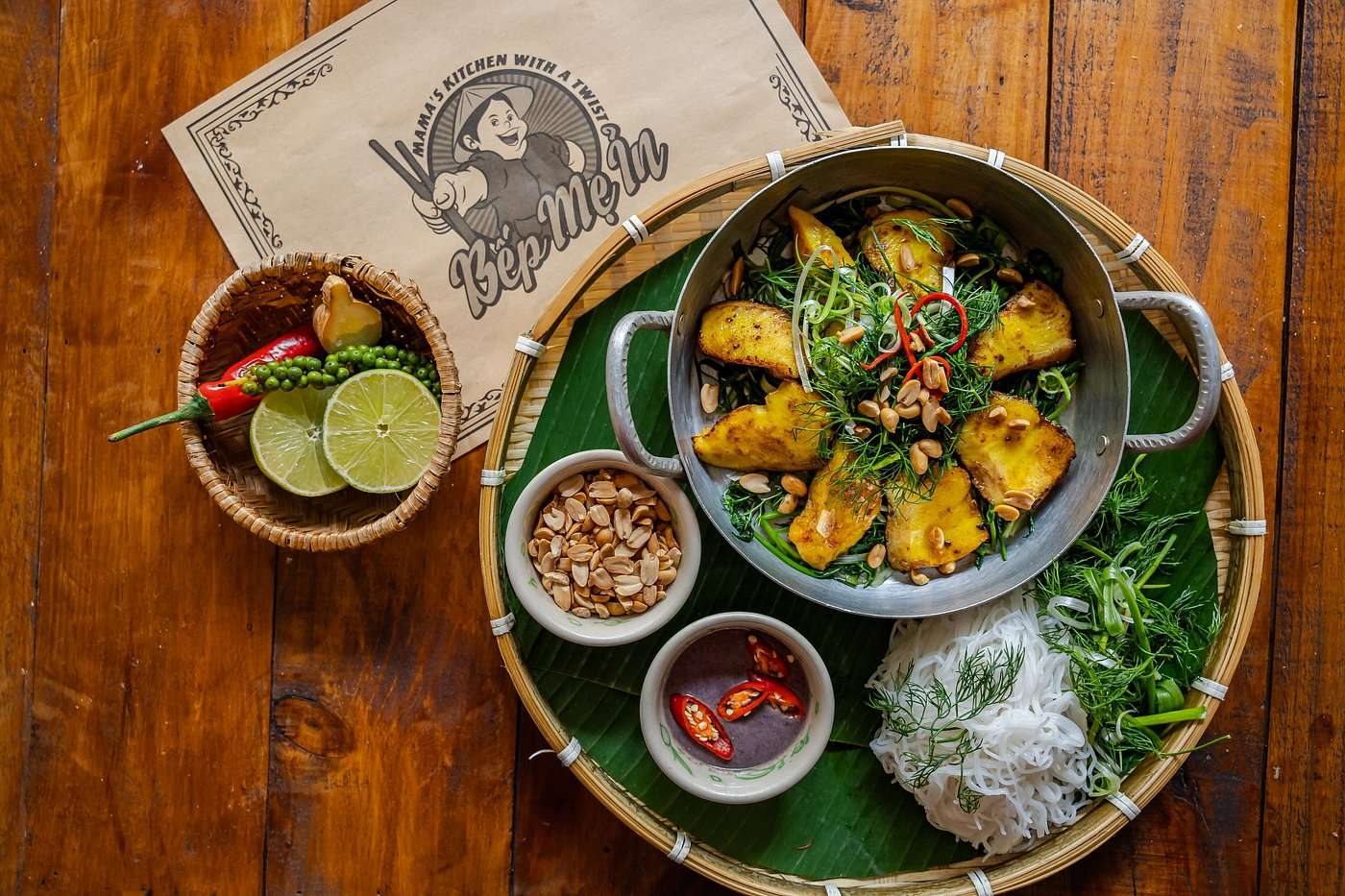 Table vietnamienne colorée chez Bếp Mẹ Ỉn à Saigon