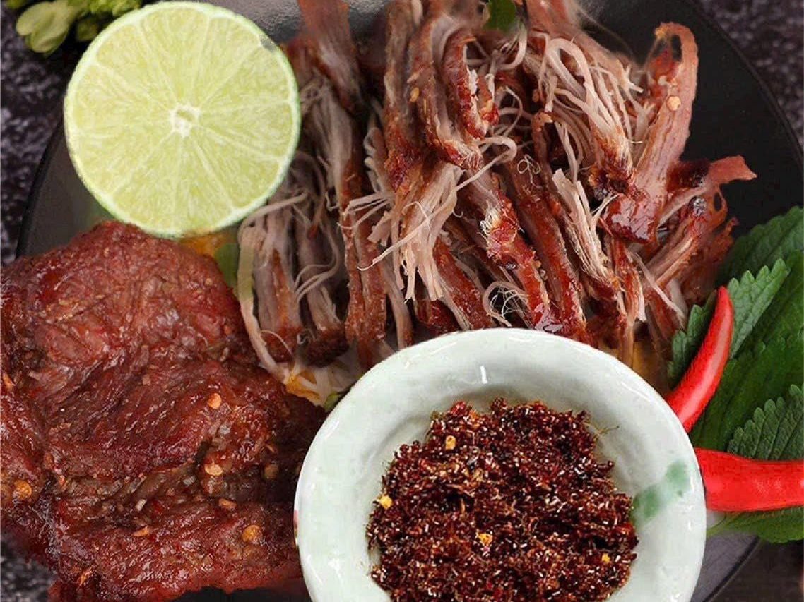 Bo mot nang servi avec du muoi kien vang à Gia Lai