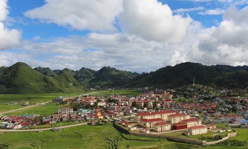 Bourg de Sin Ho entouré de montagnes dans la province de Lai Chau
