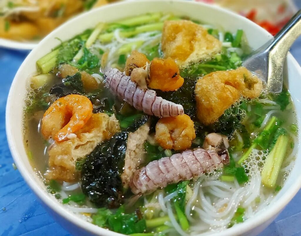 Bun be be, soupe de vermicelles garnie de squilles décortiquées.