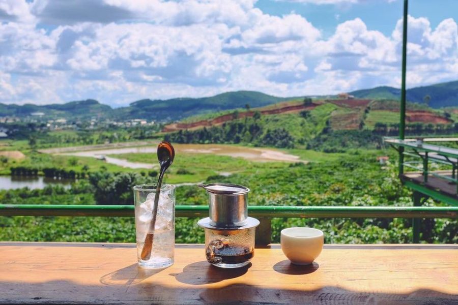 Cafe filtre vietnamien face aux collines de Pleiku