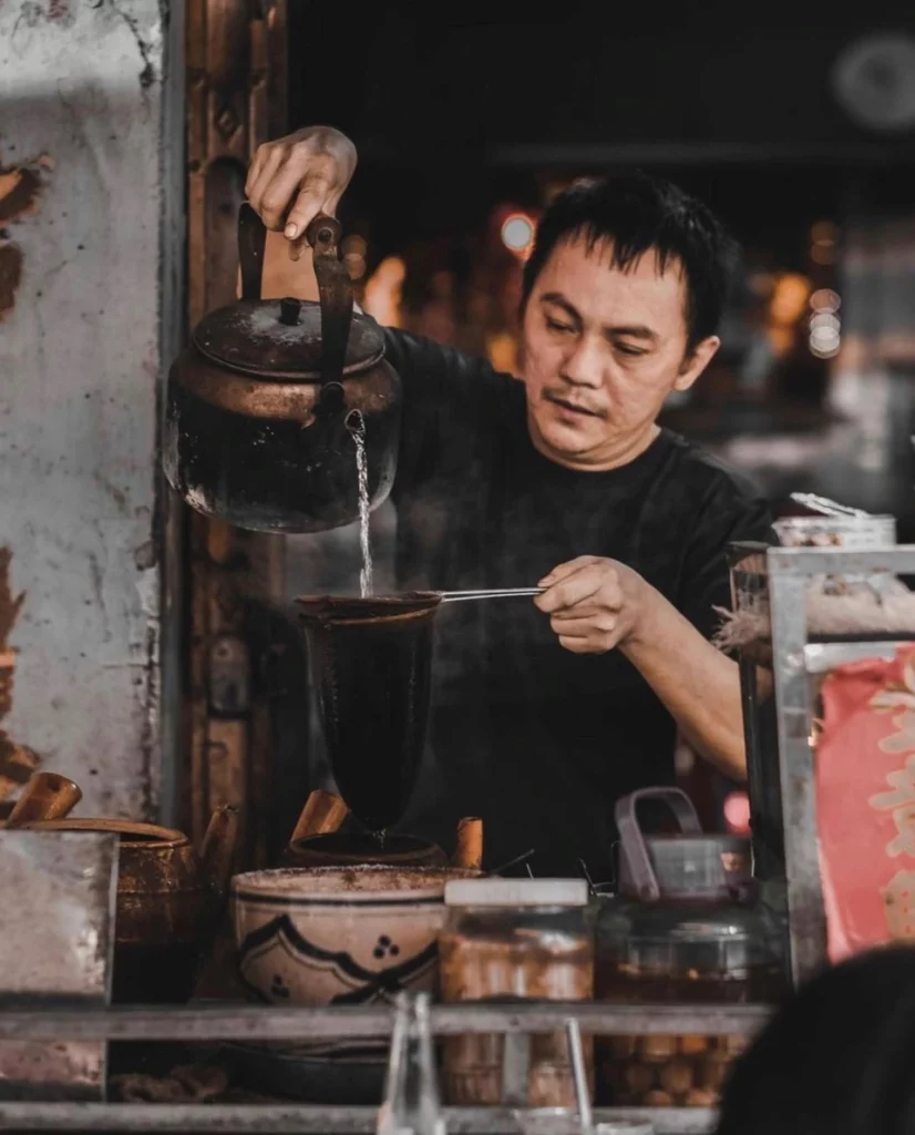 Préparation du cà phê vợt, une méthode de filtration du café au tissu typique du vieux Saigon.