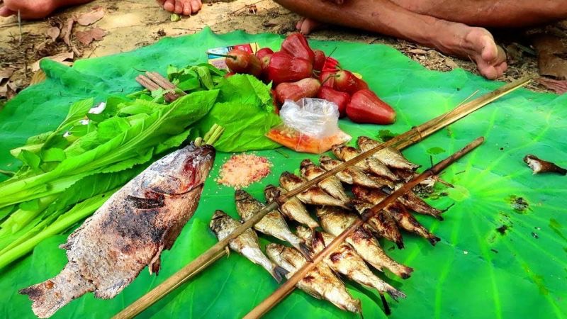 Poissons de ruisseau grillés servis sur une feuille à Mai Chau