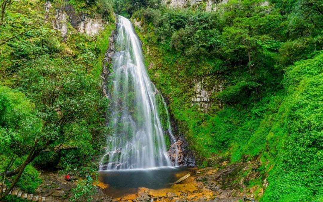 la cascade de l’Amour cascade près de Sapa et du col O Quy Ho