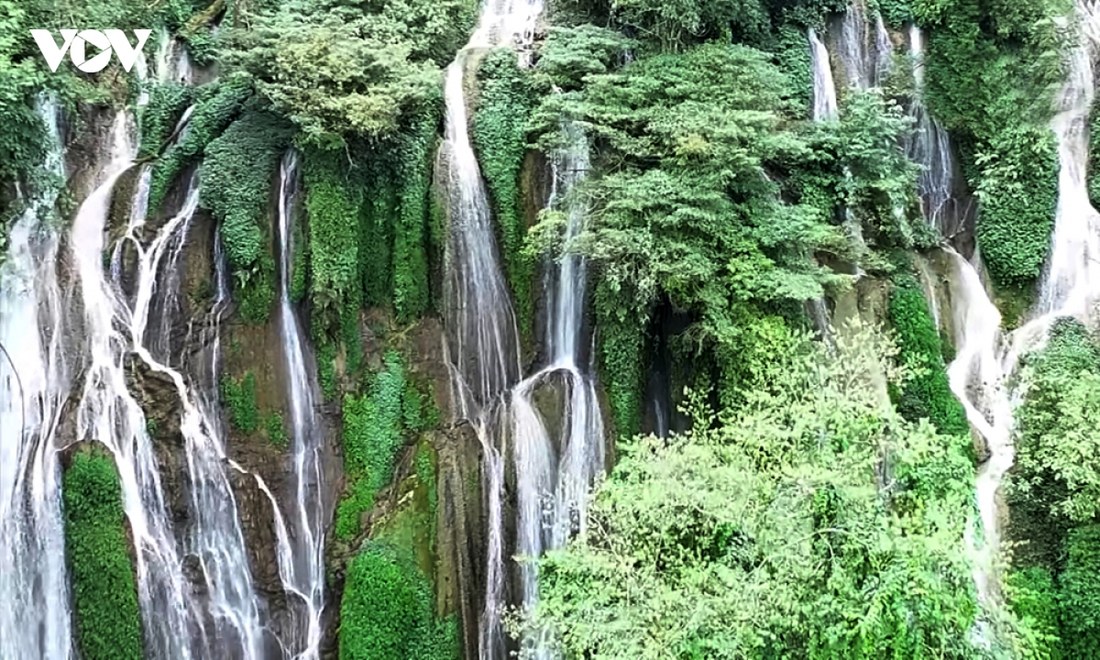 Cascade Nam Luc dans les forêts du plateau de Sin Ho à Lai Chau