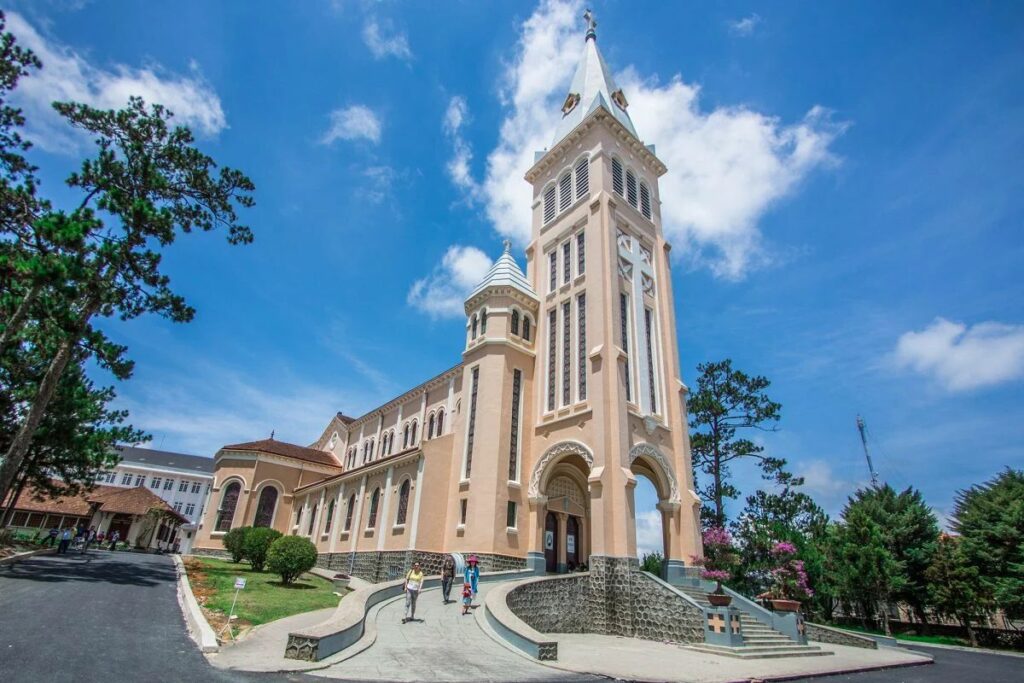Cathédrale de Dalat : guide de visite de l’église du Coq