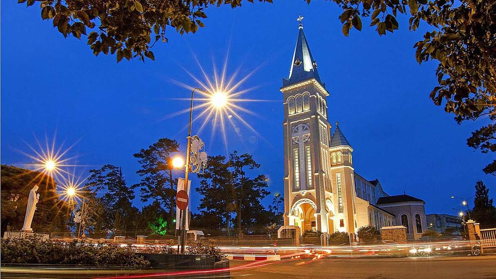 Cathédrale illuminée en soirée dans le centre de Dalat.