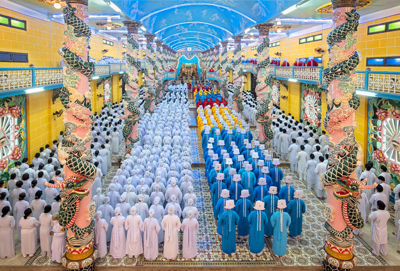Cérémonie de midi dans le Temple Cao Dai de Tay Ninh