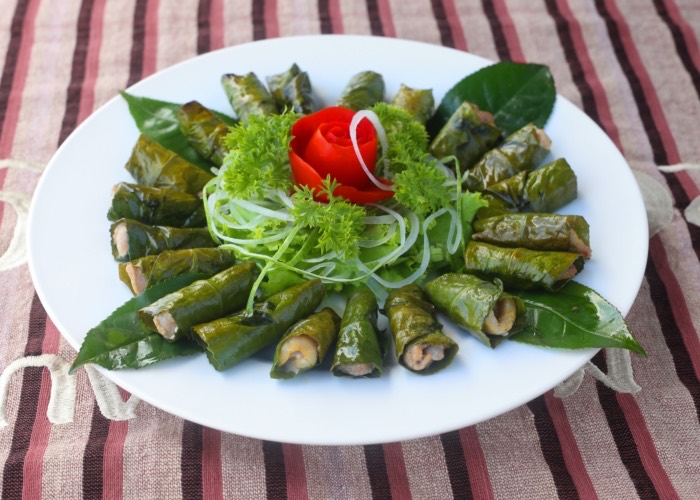 Rouleaux de porc grillés enveloppés dans des feuilles de pamplemoussier