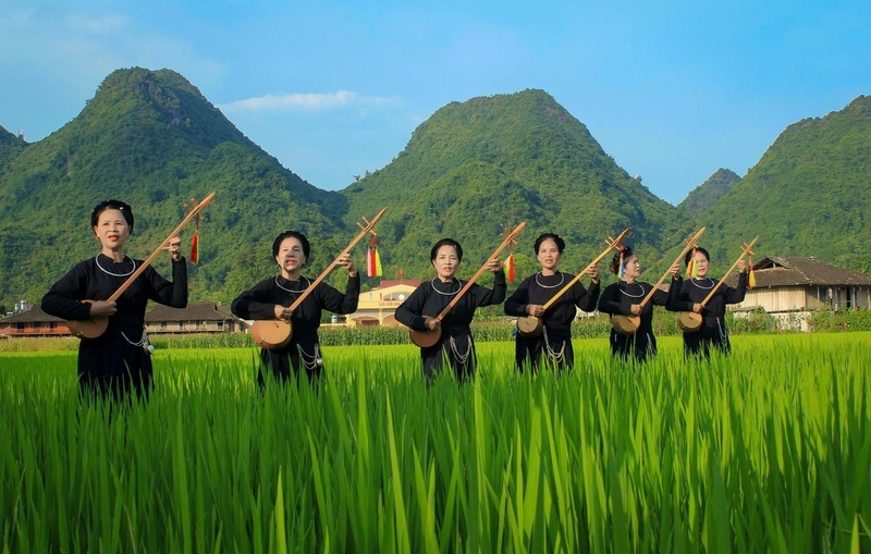 Groupe local présentant des chants et danses Tay à Quynh Son.