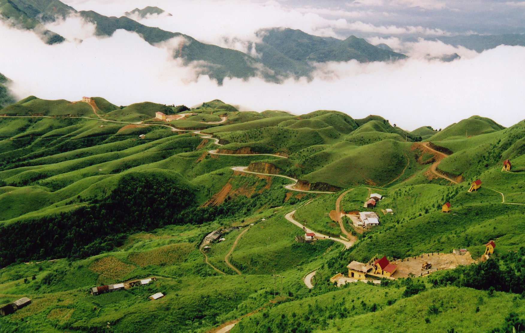 Collines vertes et nuages autour du massif de Mau Son.