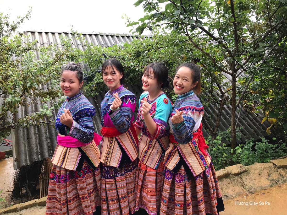 Femmes giay en tenue traditionnelle dans la région de Sapa