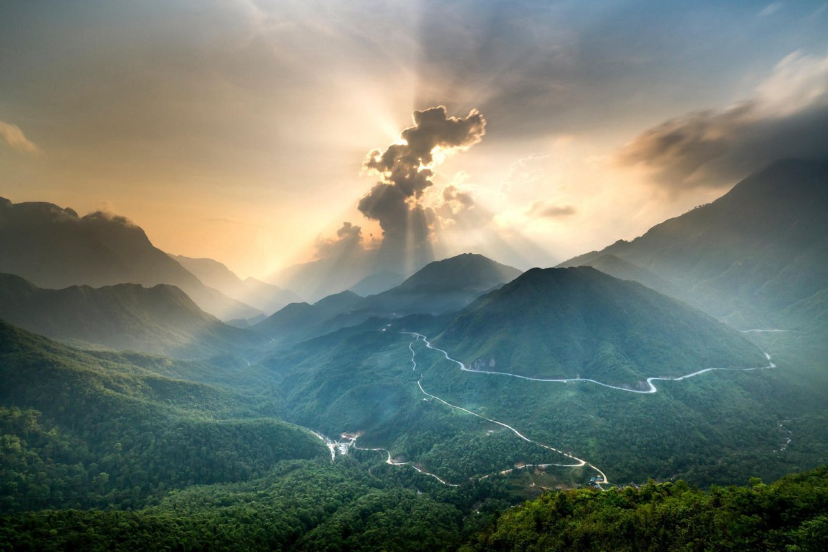Coucher de soleil sur les montagnes du col O Quy Ho près de Sapa