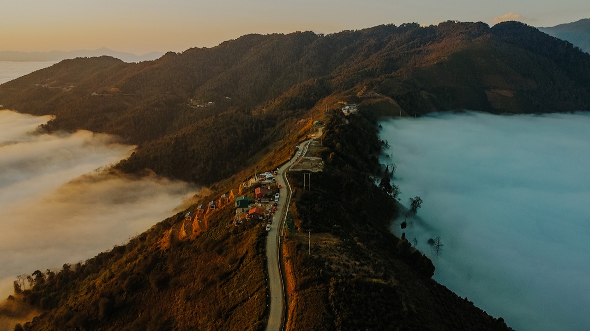 Route de crête et mer de nuages à Ta Xua dans la province de Son La