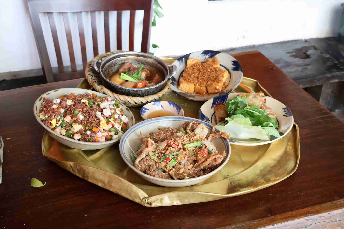 Repas familial vietnamien chez Cục Gạch Quán à Saigon