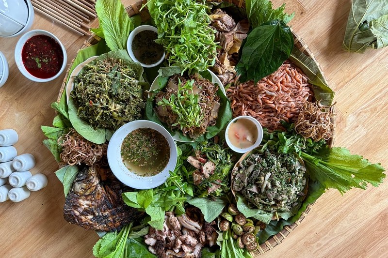 Table de cuisine locale autour de Pa Khom et Than Uyen