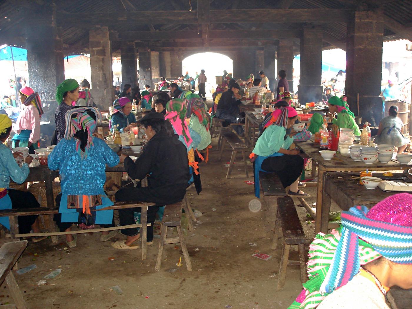 Espace de restauration au marché de Dong Van