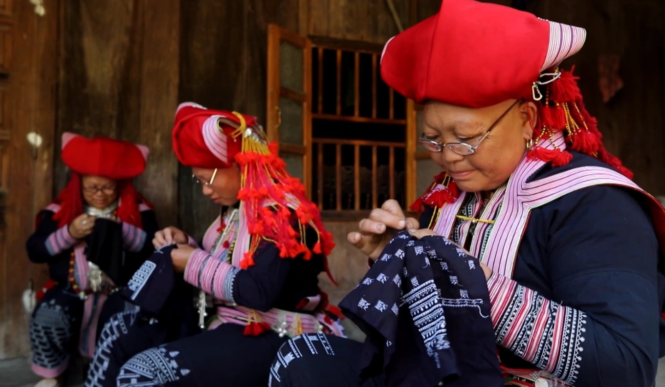 Artisanes dao rouges brodant à Ta Phin près de Sapa