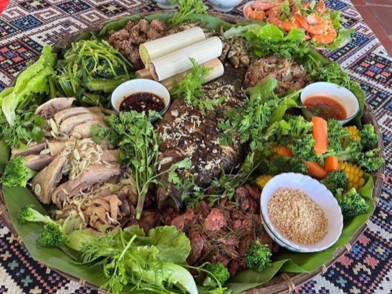 Plateau de spécialités de Dien Bien avec poisson grillé, viandes, légumes et riz gluant